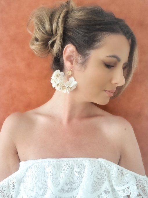 Boucles d'oreilles créoles fleurs hortensia blanches et lin doré mariage