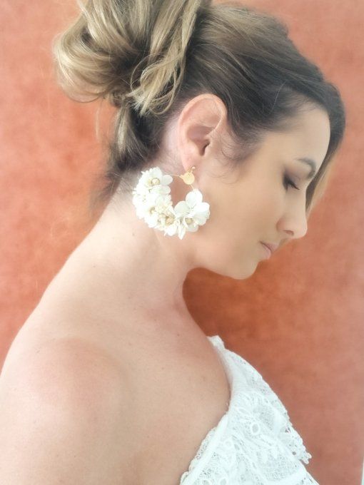 Boucles d'oreilles créoles fleurs hortensia blanches et lin doré mariage