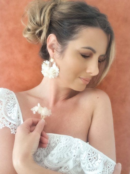 Boucles d'oreilles créoles fleurs hortensia blanches et lin doré mariage