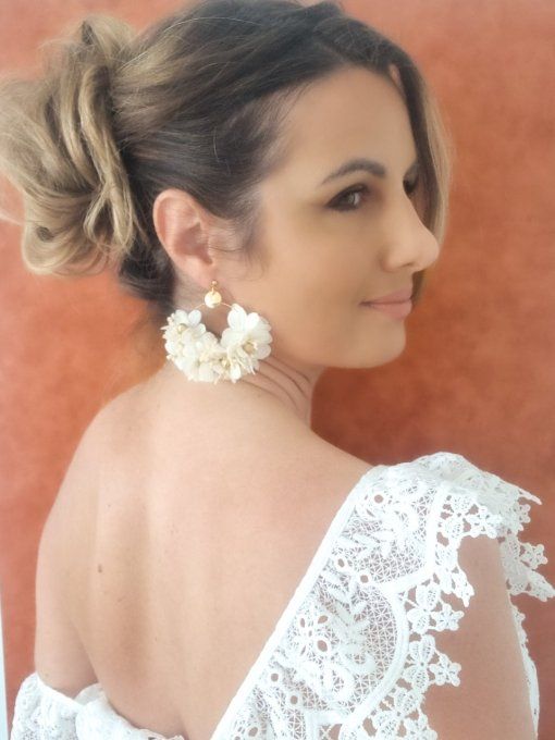 Boucles d'oreilles créoles fleurs hortensia blanches et lin doré mariage