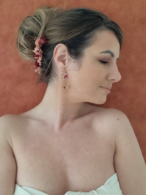 3 pics cheveux fleurs mariage cérémonie framboise