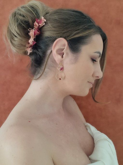 3 pics cheveux fleurs mariage cérémonie framboise