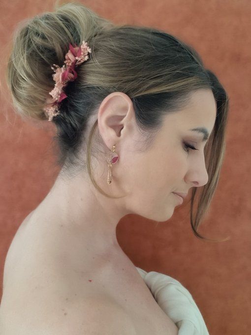 3 pics cheveux fleurs mariage cérémonie framboise