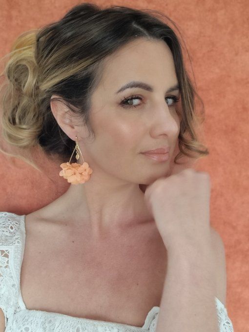 Boucles d'oreilles créoles fleurs éternelles hortensia pêche ou blanche pour mariage et cérémonie