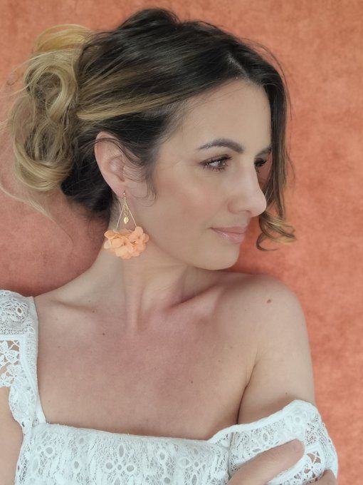 Boucles d'oreilles créoles fleurs éternelles hortensia pêche ou blanche pour mariage et cérémonie