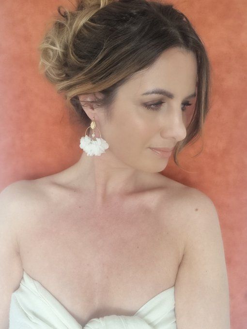 Boucles d'oreilles créoles mariage fleurs hortensia blanche avec perles nacre dorées à l'or fin