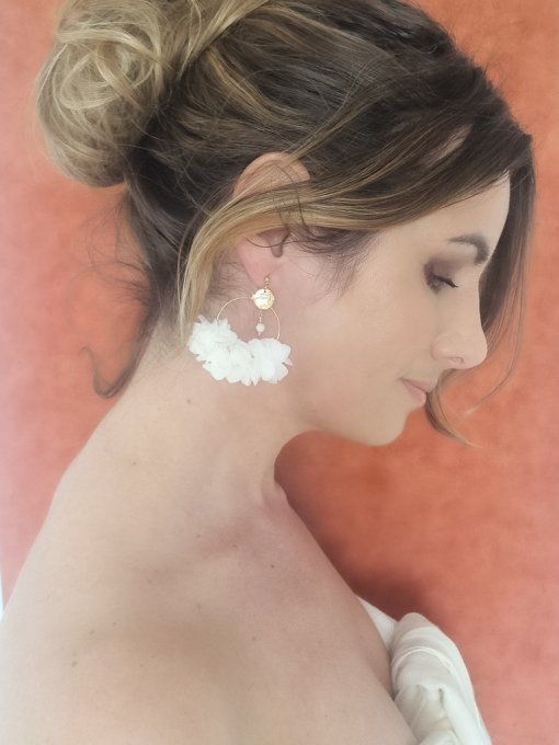 Boucles d'oreilles créoles mariage fleurs hortensia blanche avec perles nacre dorées à l'or fin