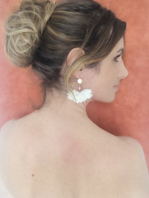 Boucles d'oreilles créoles mariage fleurs hortensia blanche avec perles nacre dorées à l'or fin