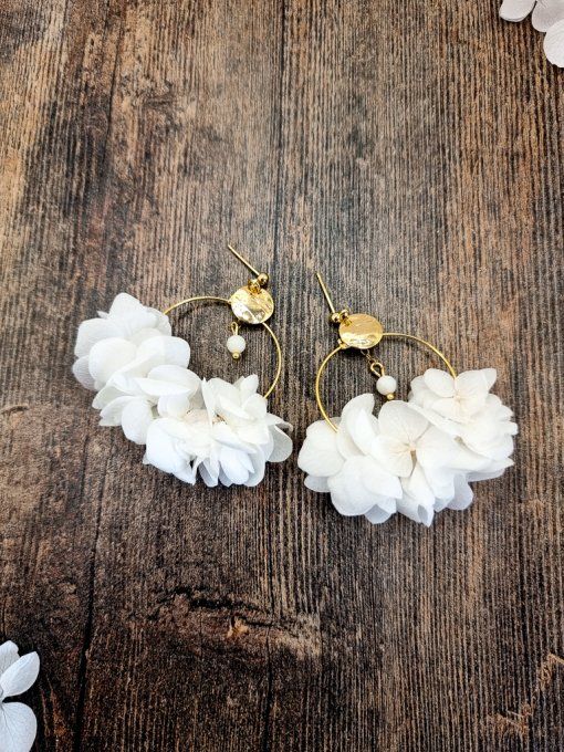 Boucles d'oreilles créoles mariage fleurs hortensia blanche avec perles nacre dorées à l'or fin