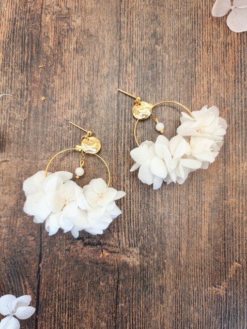 Boucles d'oreilles créoles mariage fleurs hortensia blanche avec perles nacre dorées à l'or fin
