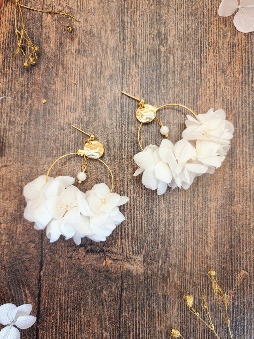 Boucles d'oreilles créoles mariage fleurs hortensia blanche avec perles nacre dorées à l'or fin