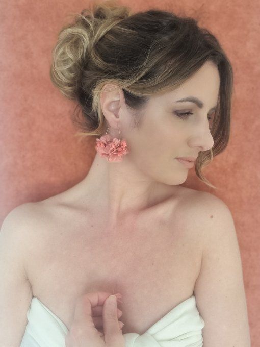 Boucles d'oreilles créoles fleurs éternelles hortensia vieux rose mariage doré à l'or fin.
