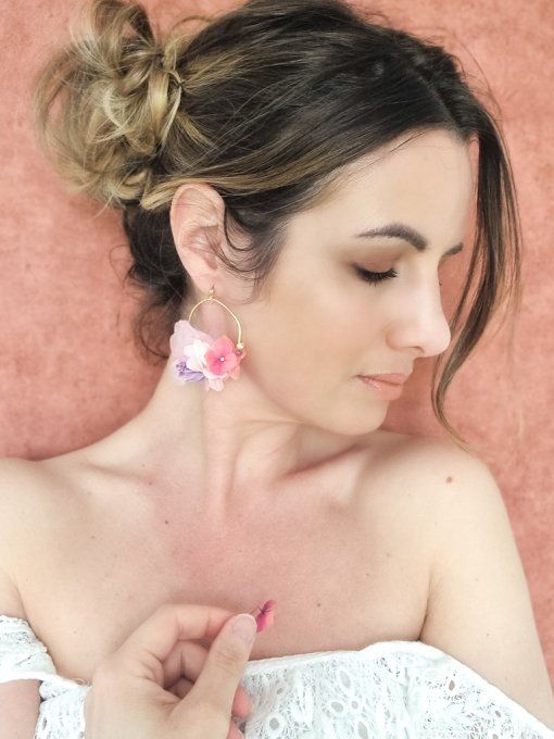 Boucles d'oreilles créoles fleurs éternelles hortensia rose fuchsia mariage doré à l'or fin