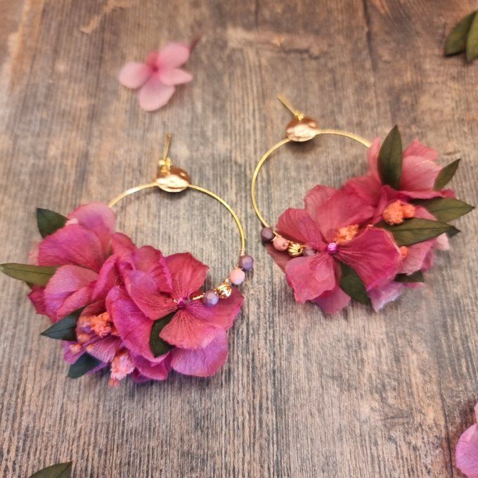 Boucles d'oreilles créoles fleurs éternelles hortensia rose fuchsia mariage doré à l'or fin.