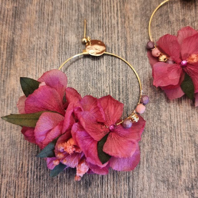 Boucles d'oreilles créoles fleurs éternelles hortensia rose fuchsia mariage doré à l'or fin.