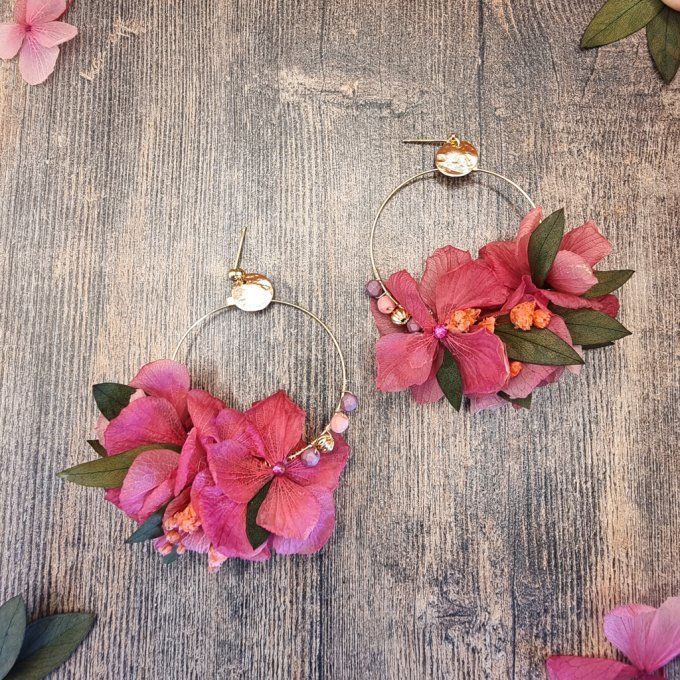 Boucles d'oreilles créoles fleurs éternelles hortensia rose fuchsia mariage doré à l'or fin.