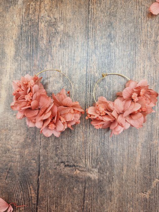 Boucles d'oreilles créoles fleurs éternelles hortensia vieux rose mariage doré à l'or fin.