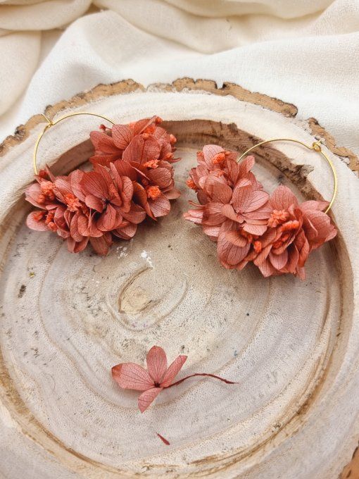 Boucles d'oreilles créoles fleurs éternelles hortensia vieux rose mariage doré à l'or fin.