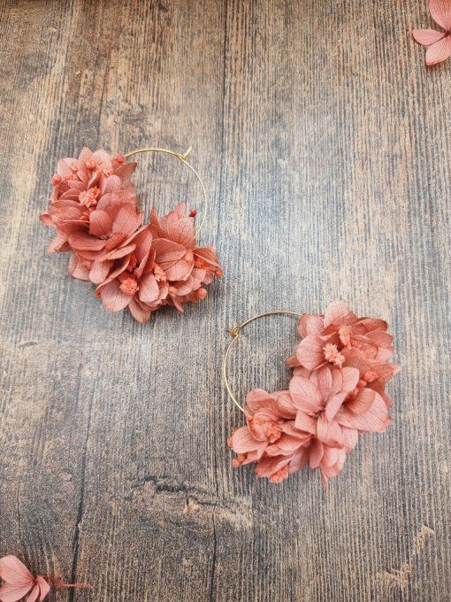 Boucles d'oreilles créoles fleurs éternelles hortensia vieux rose mariage doré à l'or fin.
