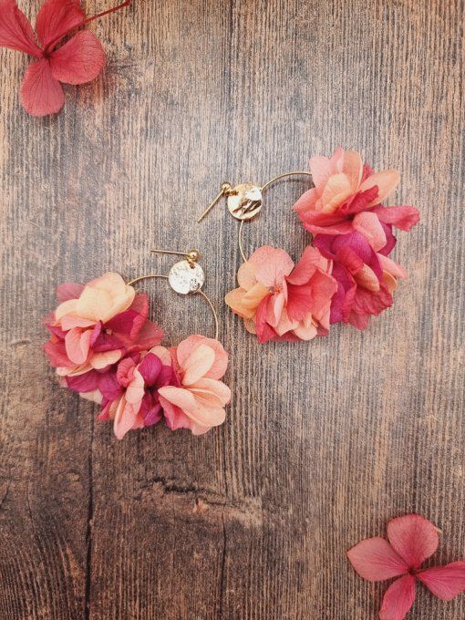 Boucles d'oreilles créoles fleurs hortensia miulticolore corail, rose fuschia, pêche, jaune pâle mar