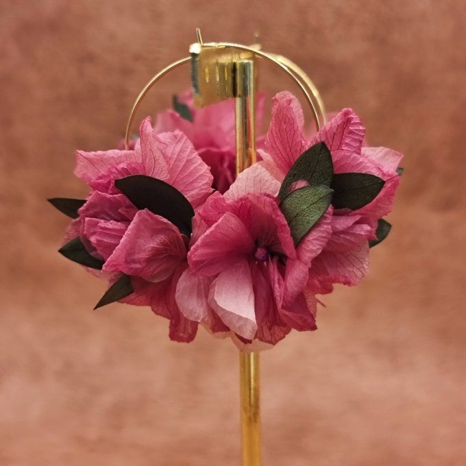 Boucles d'oreilles créoles fleurs éternelles hortensia rose fuchsia mariage doré à l'or fin.