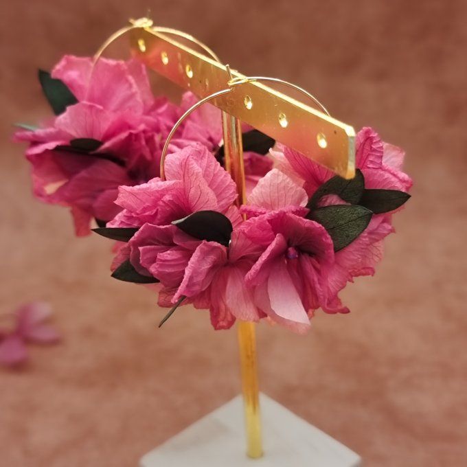 Boucles d'oreilles créoles fleurs éternelles hortensia rose fuchsia mariage doré à l'or fin.