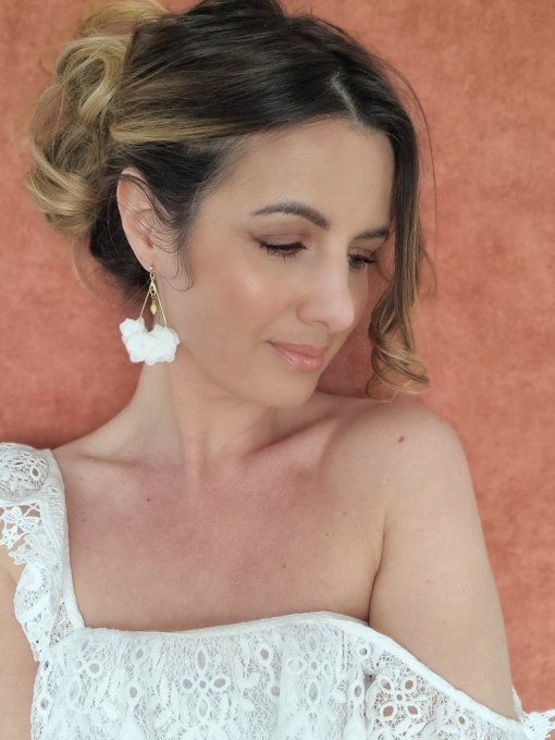 Boucles d'oreilles créoles fleurs éternelles hortensia pêche ou blanche pour mariage et cérémonie