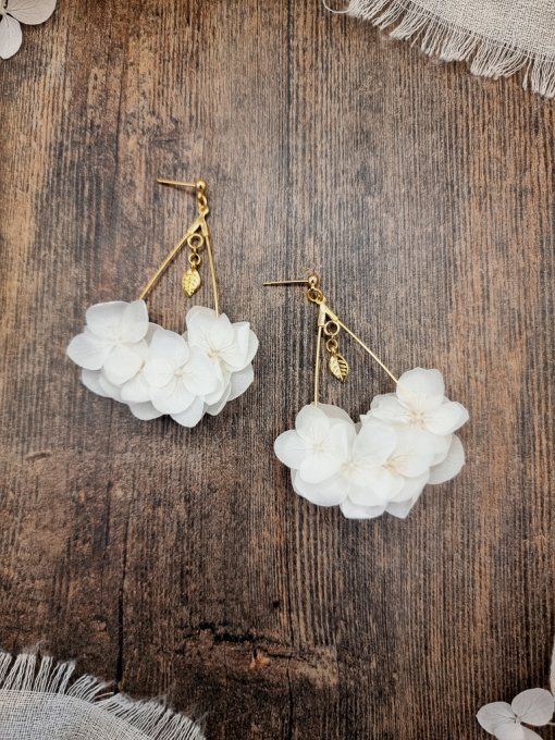 Boucles d'oreilles créoles fleurs éternelles hortensia pêche ou blanche pour mariage et cérémonie