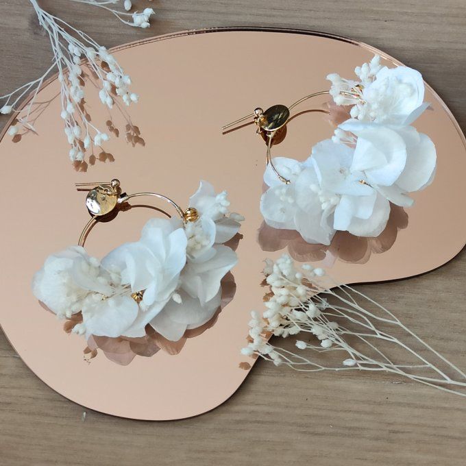 Boucles d'oreilles créoles fleurs hortensia blanche mariage dorées à l'or fin