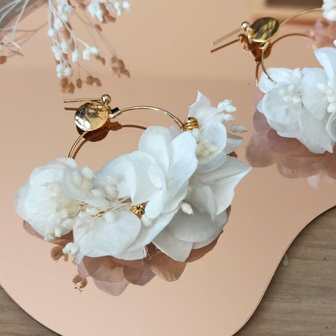 Boucles d'oreilles créoles fleurs hortensia blanche mariage dorées à l'or fin