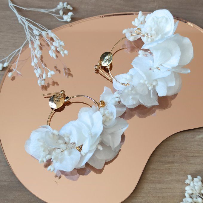 Boucles d'oreilles créoles fleurs hortensia blanche mariage dorées à l'or fin