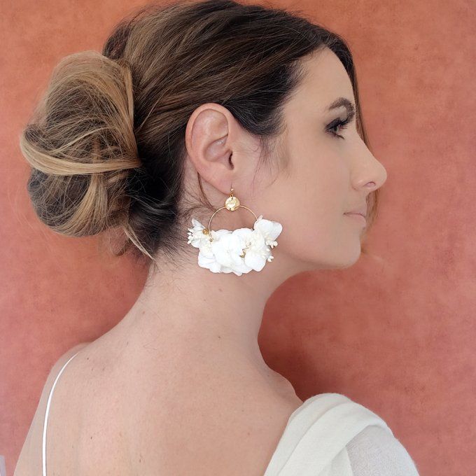 Boucles d'oreilles créoles fleurs hortensia blanche mariage dorées à l'or fin