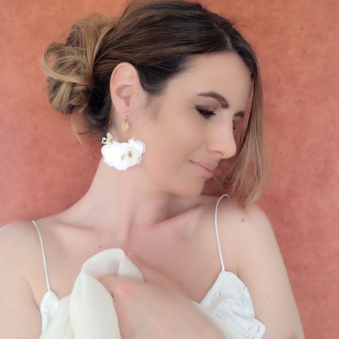 Boucles d'oreilles créoles fleurs hortensia blanche mariage dorées à l'or fin
