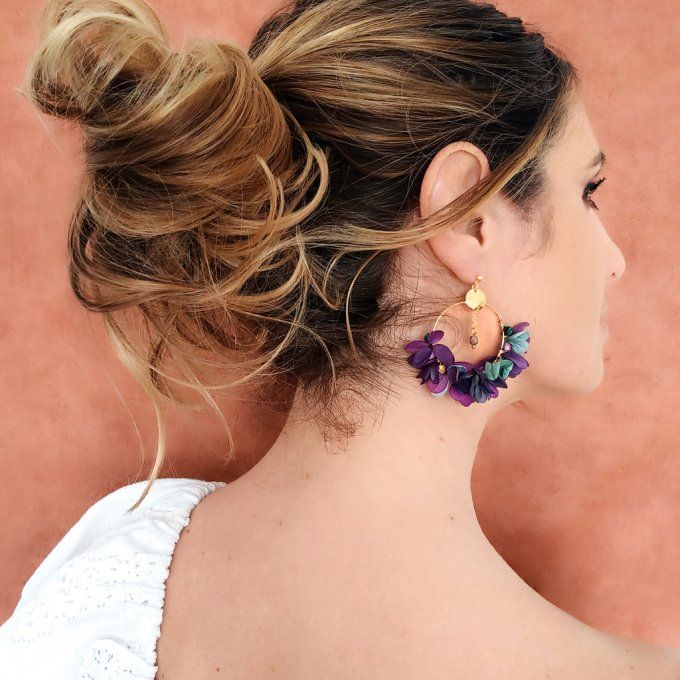 Boucles d'oreilles créoles fleurs hortensia violet bleu rose dorées à l'or fin bohème chic
