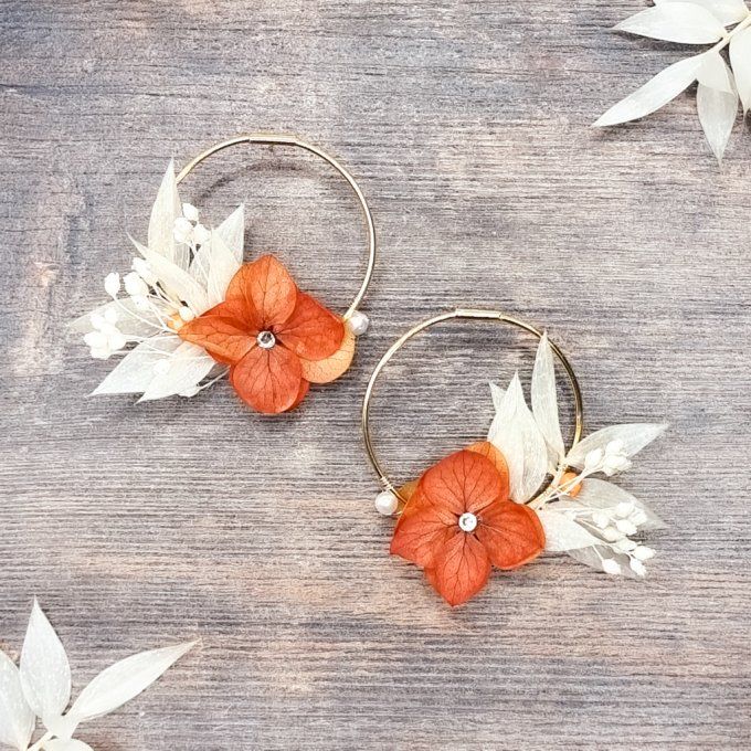 Boucles d'oreilles créoles fleurs hortensia et perle de nacre dorées à l'or fin
