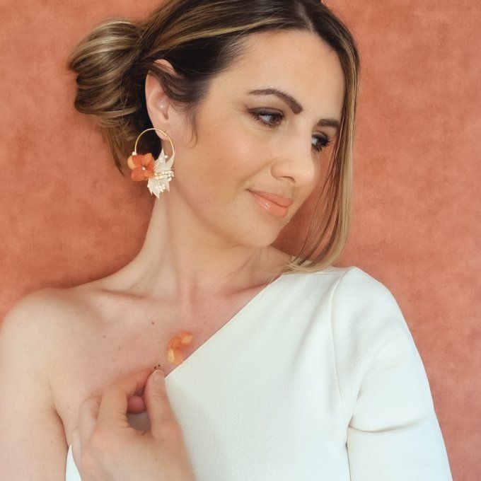 Boucles d'oreilles créoles fleurs hortensia et perle de nacre dorées à l'or fin